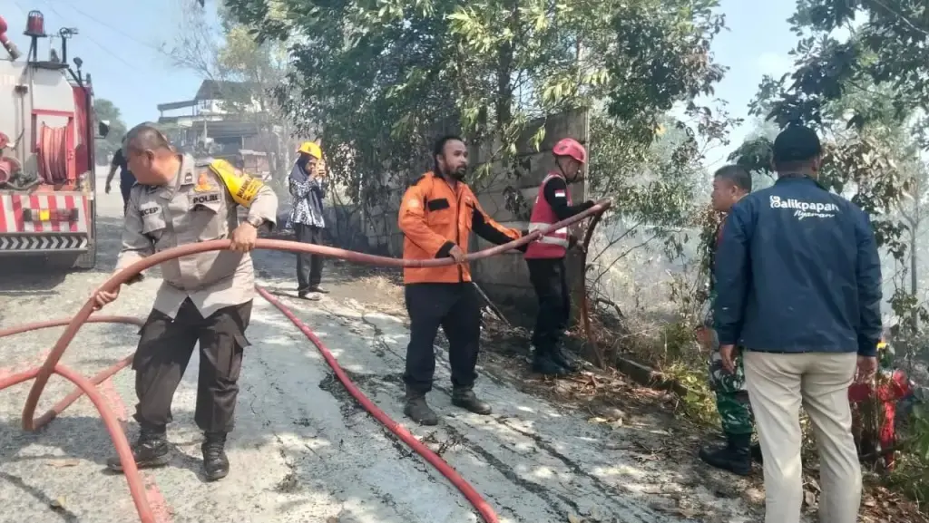 east-kalimantan-brimob-extinguishes-brush-fire-in-central-balikpapan