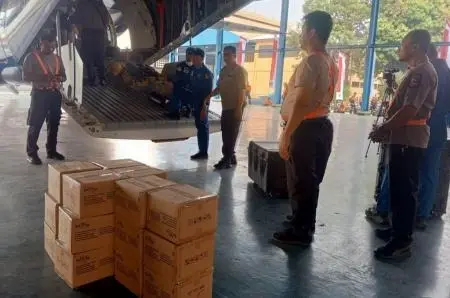 tends-and-ready-to-eat-food-sent-to-earthquake-victims-in-east-nusa-tenggara