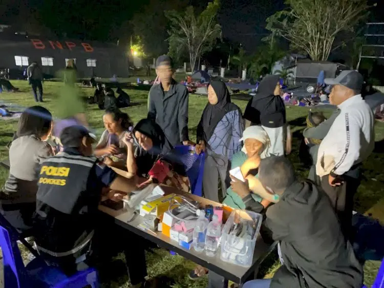 east-nusa-tenggara-police-conduct-overnight-medical-evacuations-in-earthquake-hit-east-manggarai