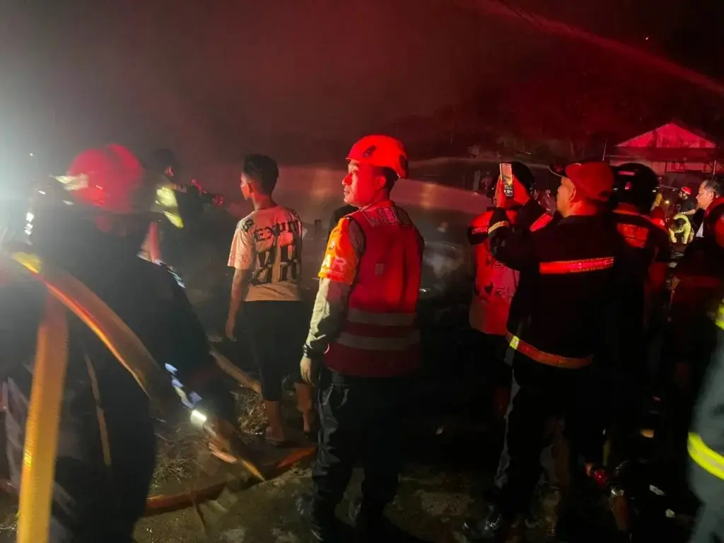 east-kalimantan-brimob-responds-quickly-to-residential-fire-in-samarinda