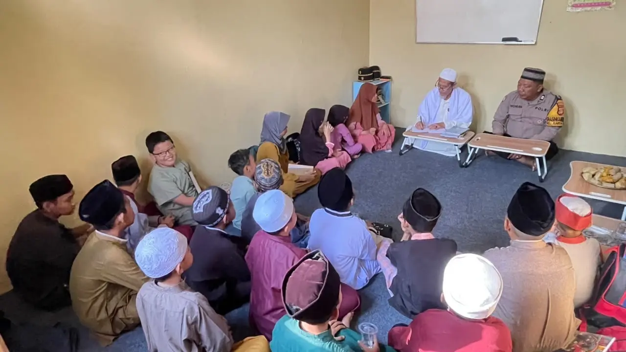 sukarami-police-turn-police-post-into-childrens-quran-class-in-palembang