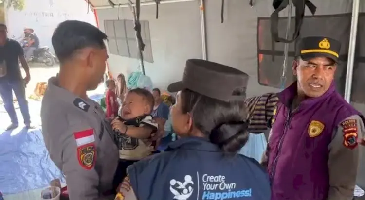 east-nusa-tenggara-police-provide-trauma-healing-for-earthquake-evacuees-in-sikka