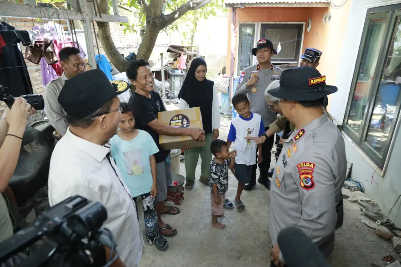 east-nusa-tenggara-police-chief-and-governor-inspect-earthquake-damage-deliver-social-aid