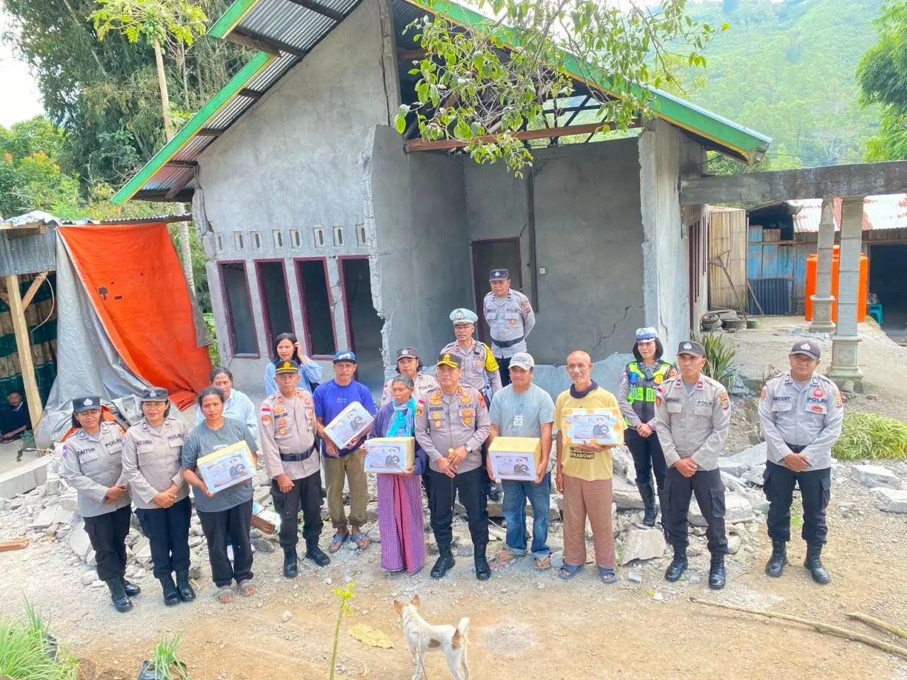 east-nusa-tenggara-police-chief-distributes-relief-packages-to-earthquake-victims-in-ngada