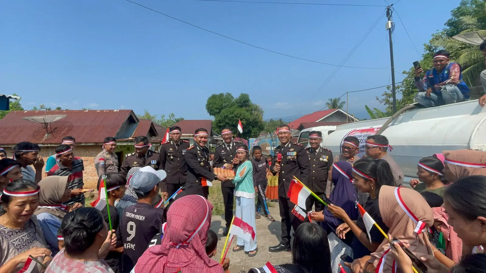 celebrating-independence-day-police-sends-clean-water-aid-to-people-facing-droughts-in-empat-lawang