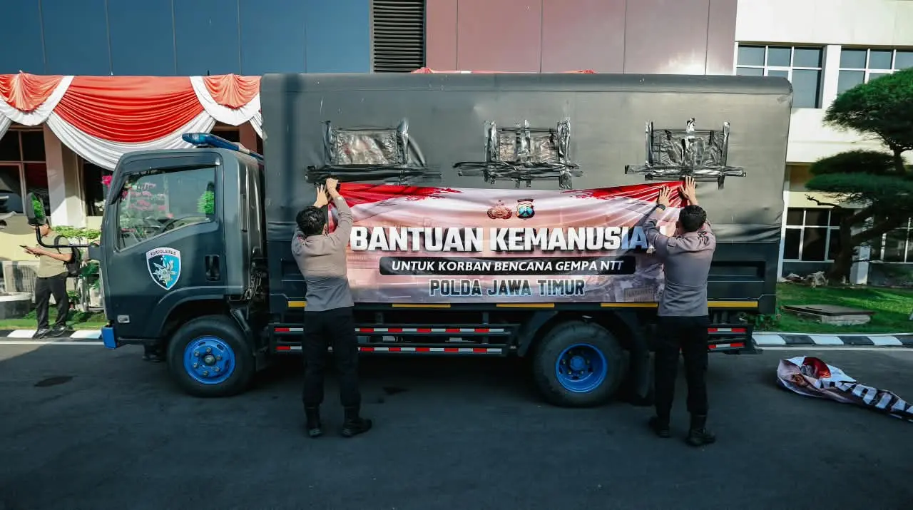 east-java-regional-police-sends-aid-to-people-affected-by-earthquake-disaster-in-ntt