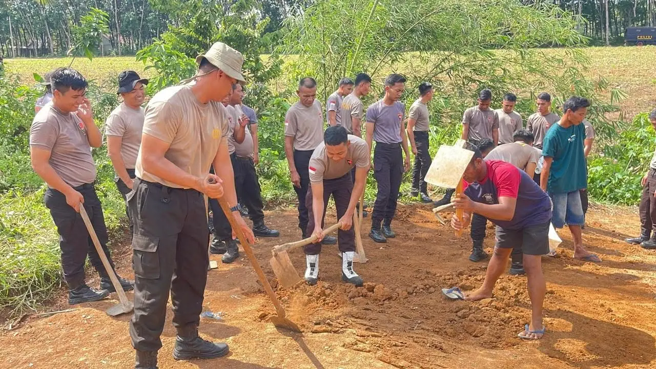mobile-brigade-personnel-build-bridges-at-bandar-kagungan-raya-village-improving-public-mobility
