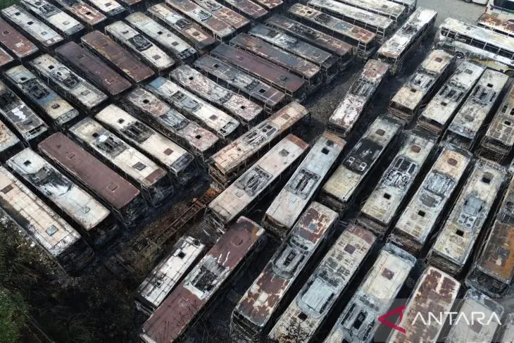 nine-fire-trucks-deployed-to-extinguish-fire-engulfing-50-buses-in-bekasi-regency