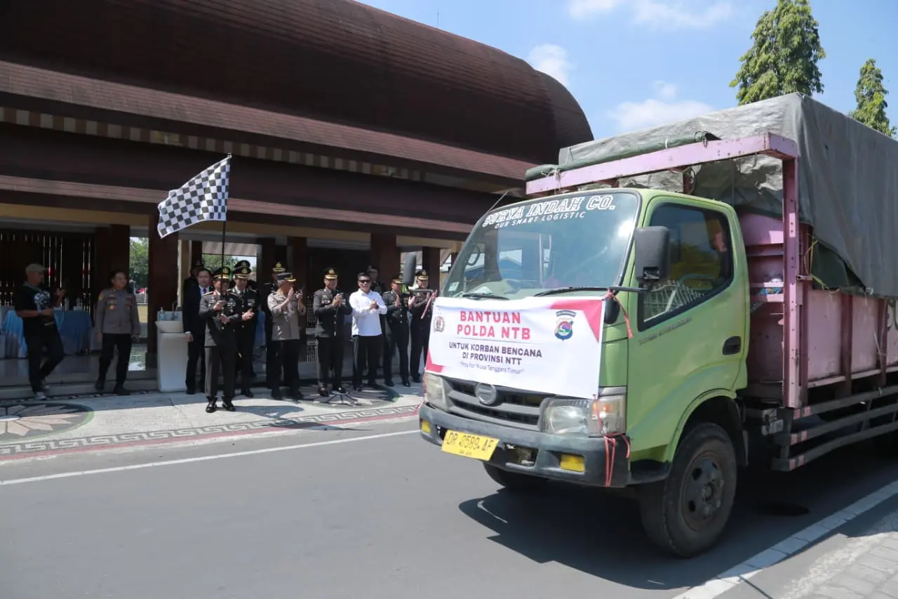 west-nusa-tenggara-police-dispatch-8-trucks-of-disaster-relief-aid-to-east-nusa-tenggara