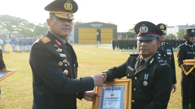 riau-police-honor-355-officers-and-partners-for-red-and-white-expedition