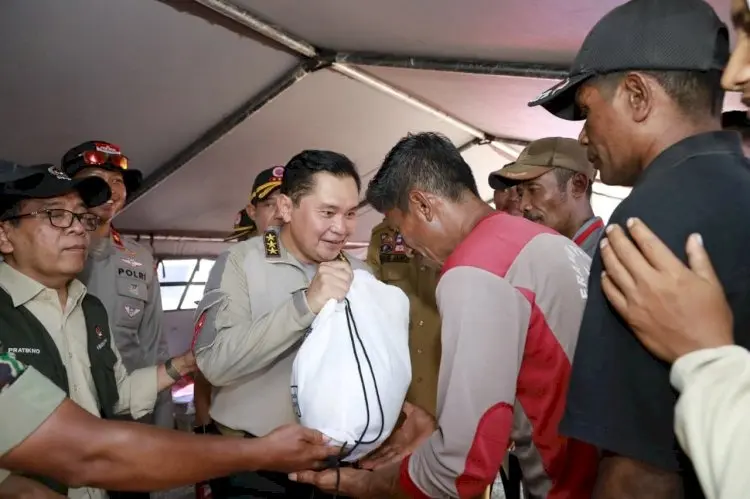 chief-fadil-imran-inspects-flores-earthquake-evacuation-post-in-reo