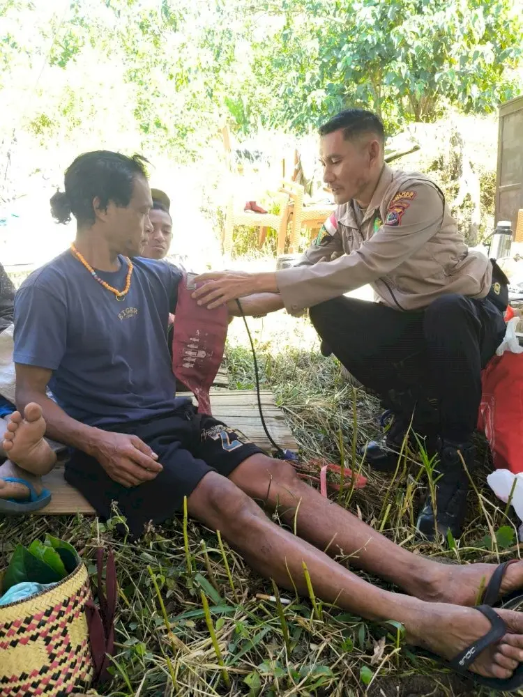 ngada-police-provide-healthcare-and-trauma-healing-for-earthquake-evacuees-in-naru