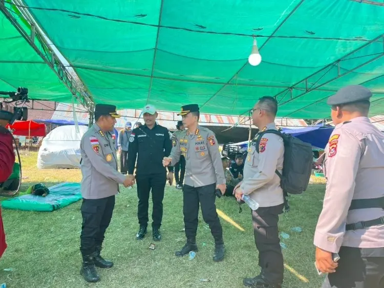 inp-public-relations-team-visits-reo-earthquake-evacuation-shelter-in-manggarai