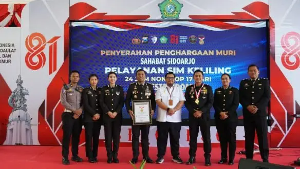 sidoarjo-police-win-muri-record-for-24-hour-mobile-drivers-license-service