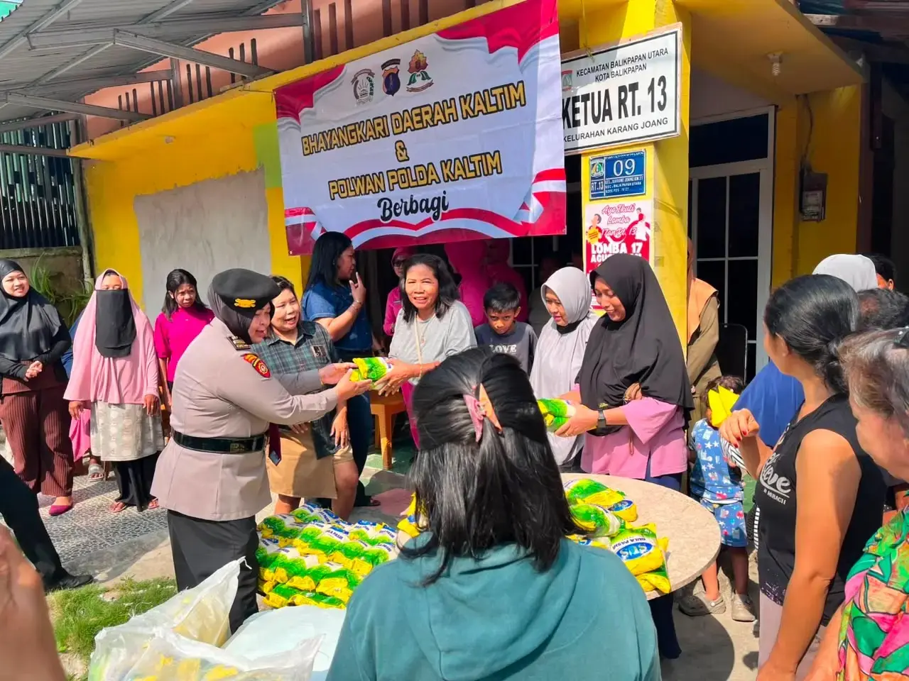 east-kalimantan-policewomen-and-bhayangkari-distribute-150-sugar-packages-in-karang-joang