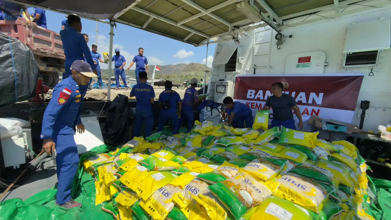 inp-dispatches-175-tons-of-logistics-via-sea-to-flores-earthquake-victims