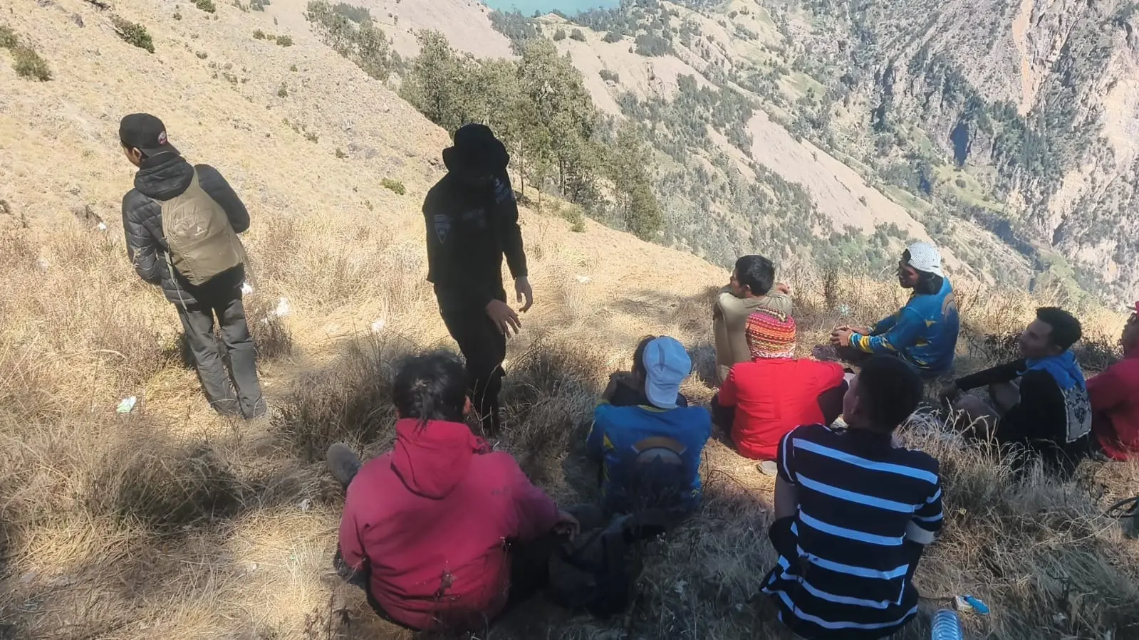 west-nusa-tenggara-brimob-patrols-mount-rinjani-to-prevent-forest-fires