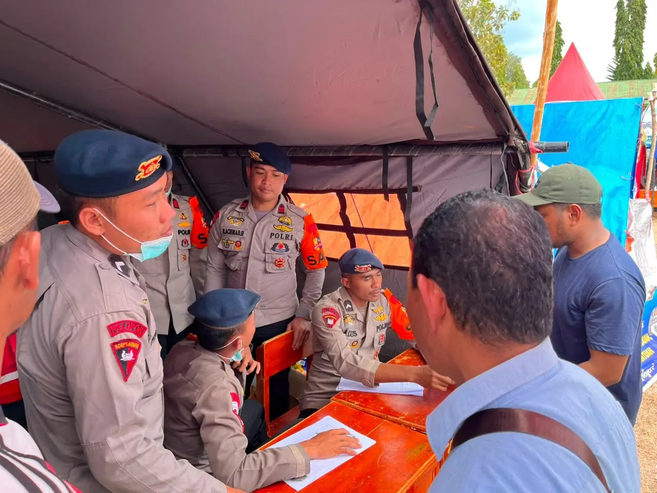 brimob-officers-manage-logistics-and-data-collection-for-earthquake-victims-in-manggarai