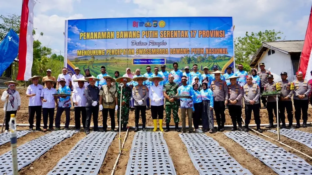 central-sulawesi-police-chief-leads-garlic-planting-drive-and-hands-over-farm-machinery-in-sigi