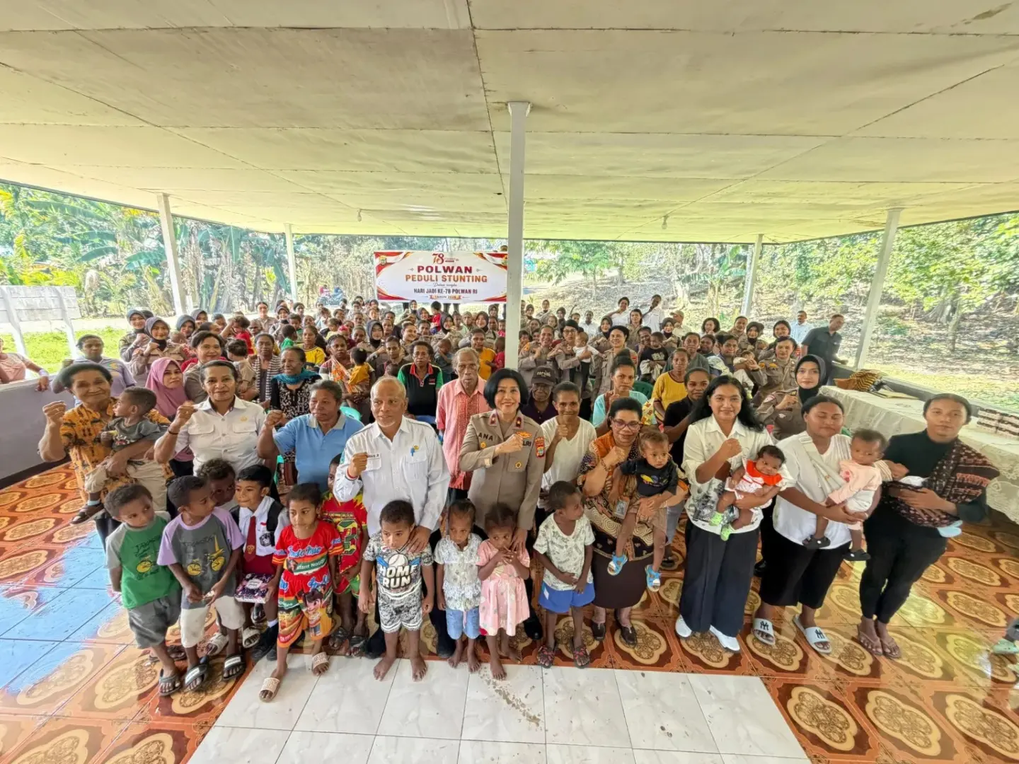 west-papua-female-police-distribute-supplementary-nutrition-to-prevent-stunting