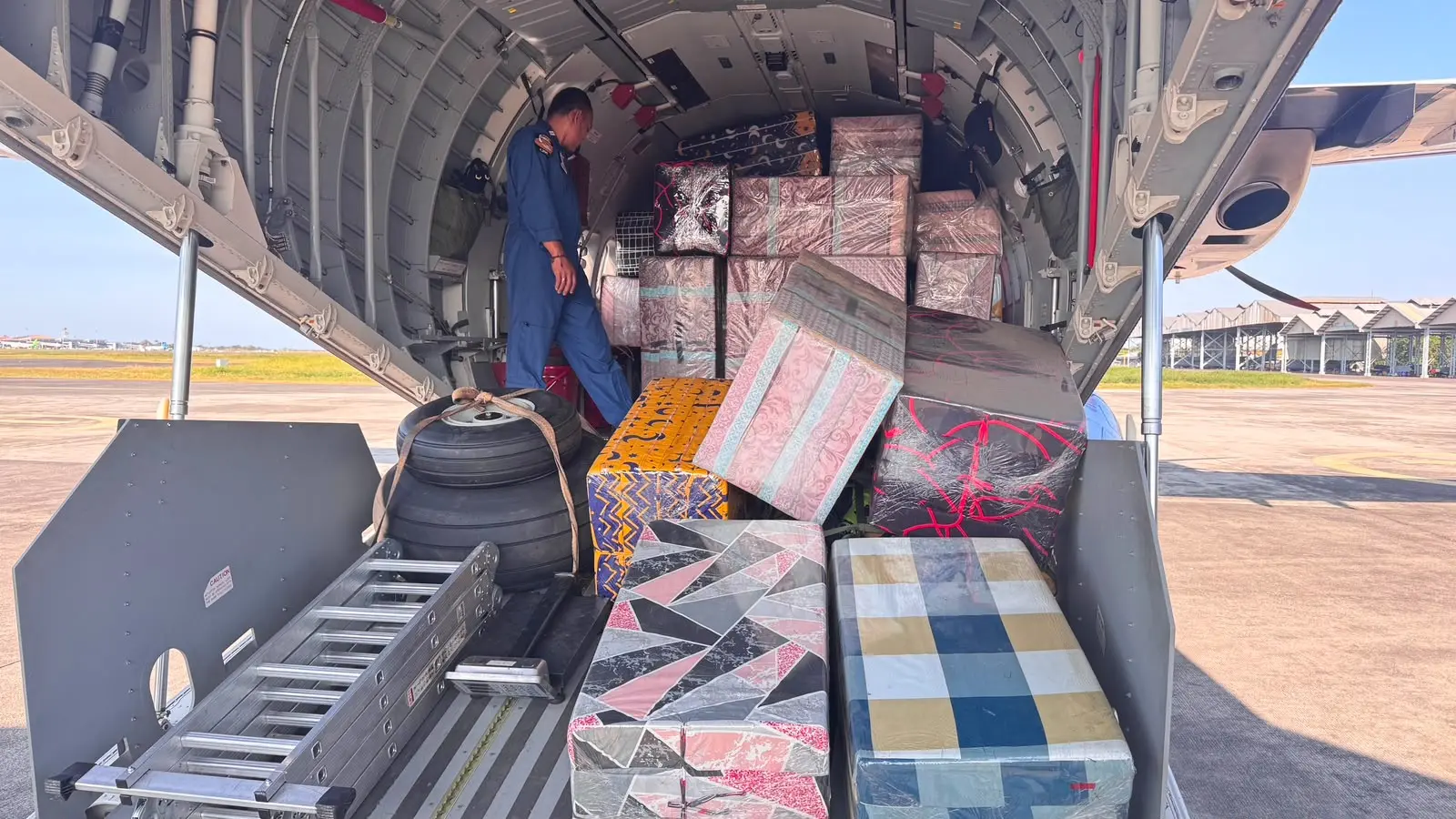inp-airlift-tonnage-of-relief-aid-to-earthquake-hit-east-nusa-tenggara