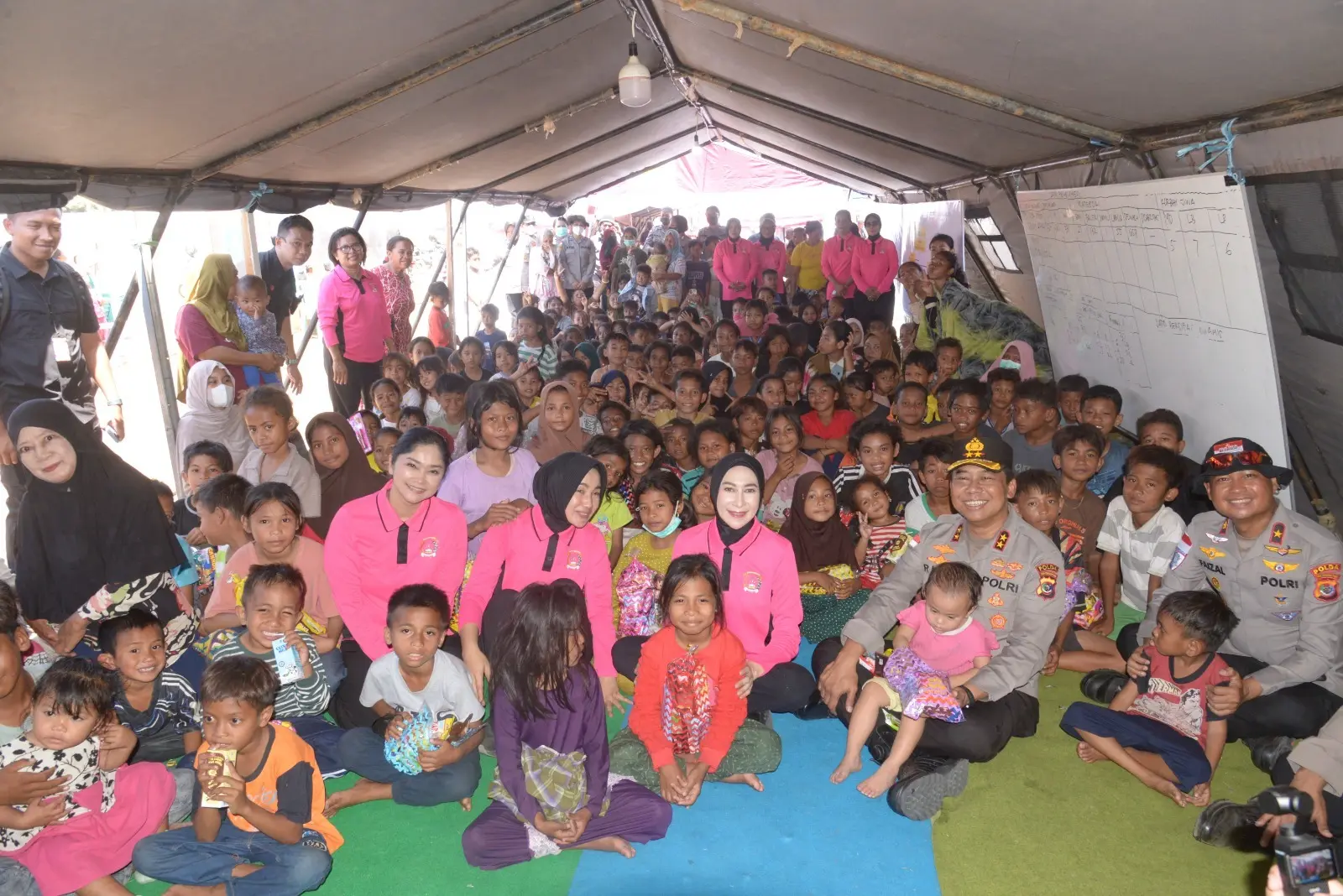 east-nusa-tenggara-police-provide-trauma-healing-and-aid-to-maumere-earthquake-evacuees