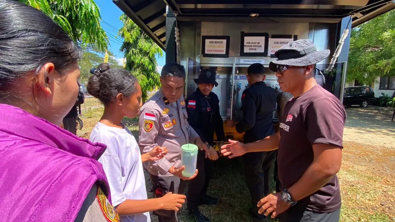 east-nusa-tenggara-police-deploy-water-treatment-vehicle-for-nagekeo-earthquake-victims