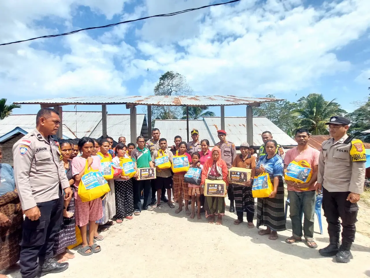 east-nusa-tenggara-police-distribute-emergency-social-aid-to-ende-earthquake-victims