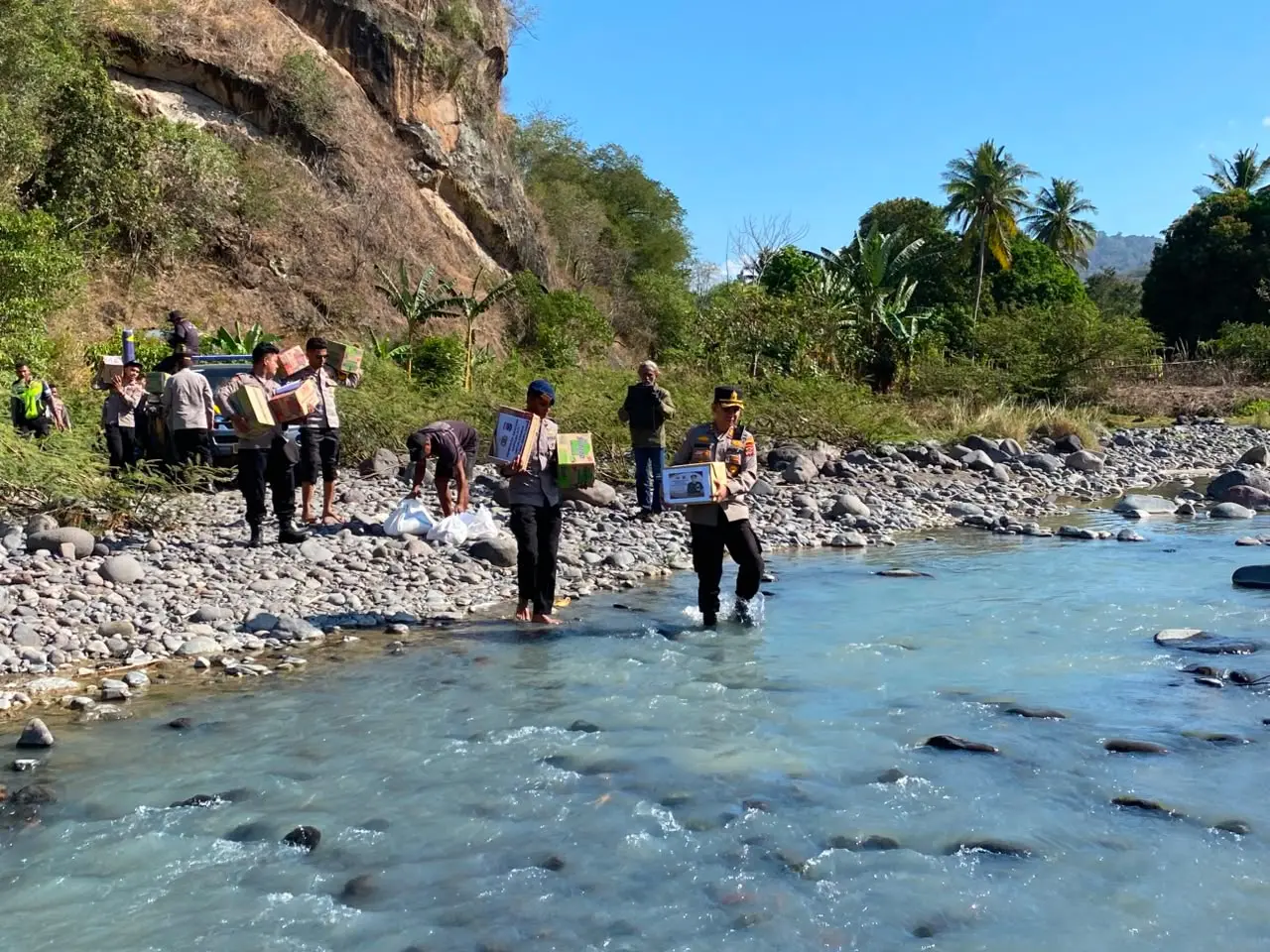 nagekeo-police-navigate-steep-terrain-to-deliver-earthquake-aid