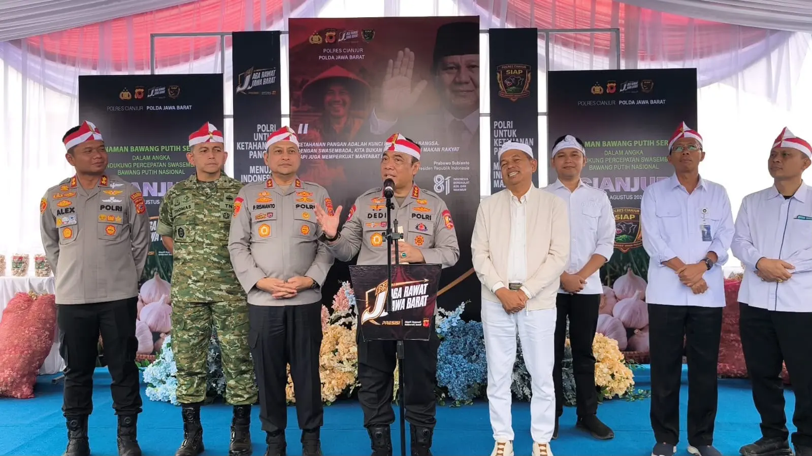1000-food-packages-provided-to-garlic-farmers-group-in-cianjur