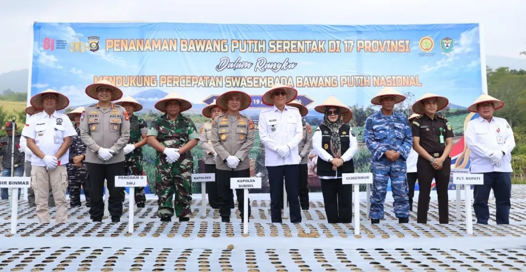 south-sumatra-regional-police-becomes-the-second-biggest-contributor-for-garlic-production-program