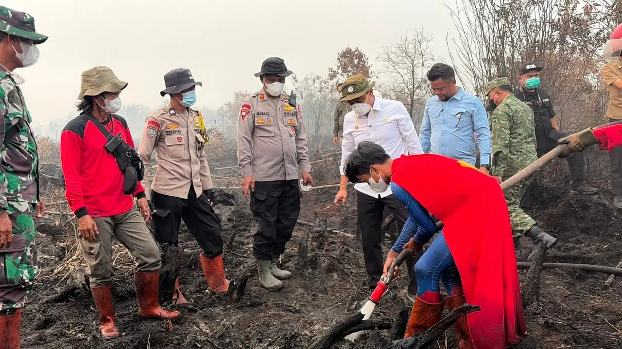 police-chief-accompany-forestry-minister-in-monitoring-wildfire-situation-in-tumbang-nusa