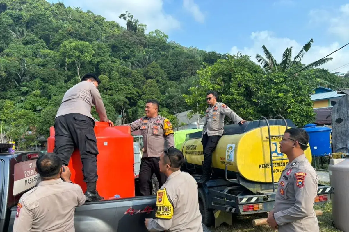 two-months-facing-drought-police-distribute-clean-water-to-siantan-anambas-islands