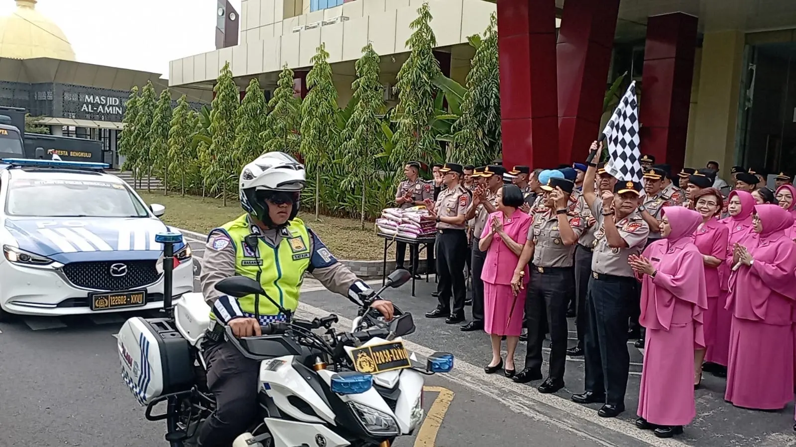 bengkulu-police-ship-rp-300-million-logistics-to-east-nusa-tenggara-earthquake-victims