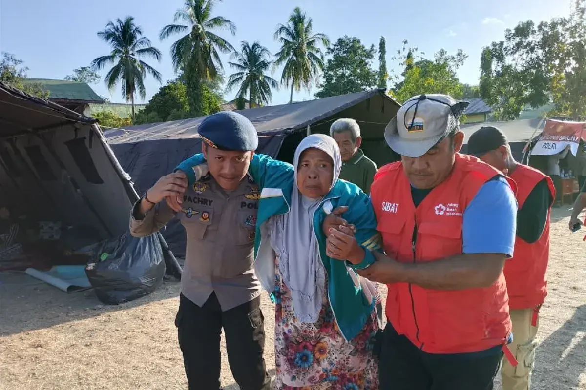 pmi-served-thousands-of-refugees-in-five-days-in-ntt-following-earthquake