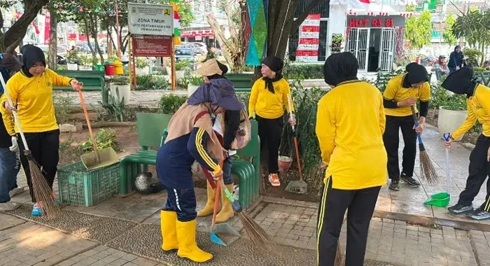 south-sumatra-female-police-conduct-environmental-cleanup-for-78th-anniversary