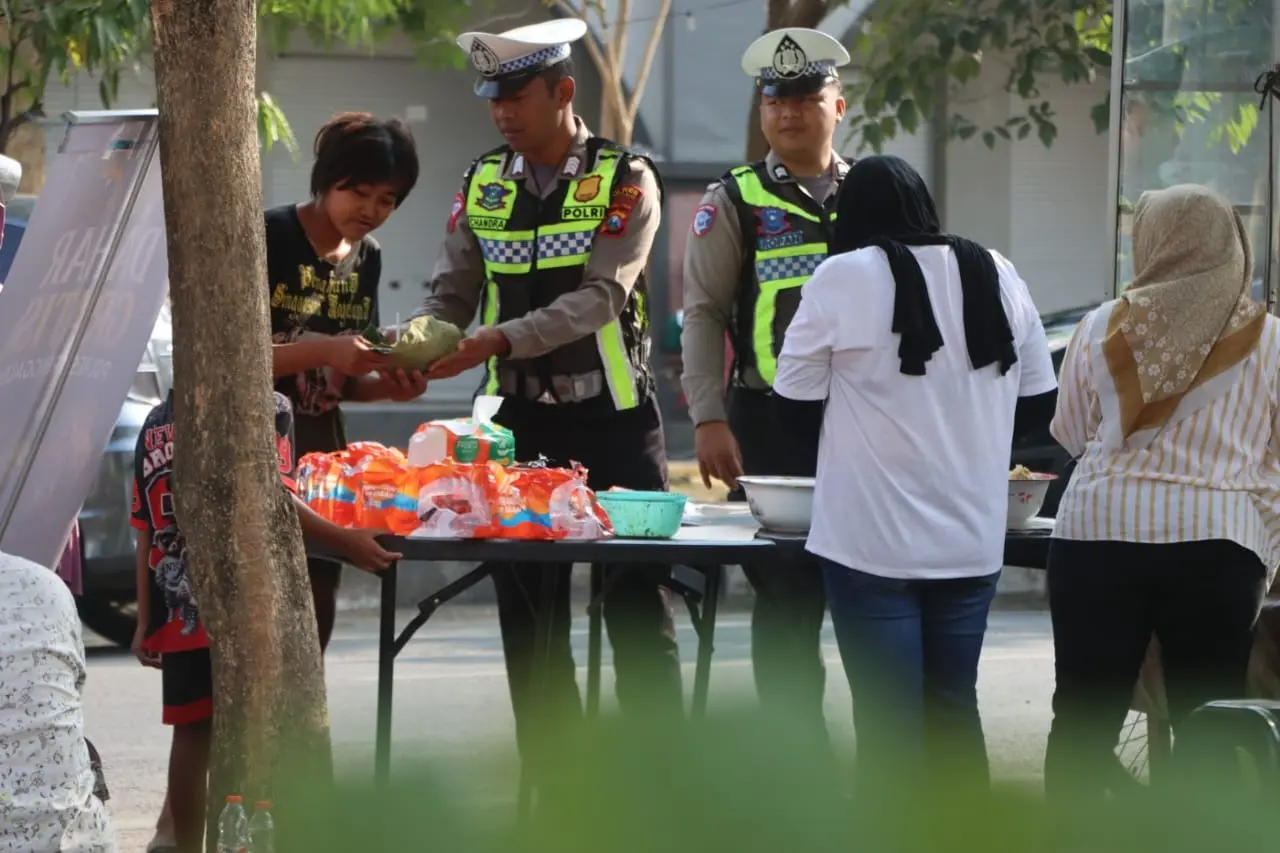 trenggalek-police-support-local-vendors-with-free-friday-breakfast-program