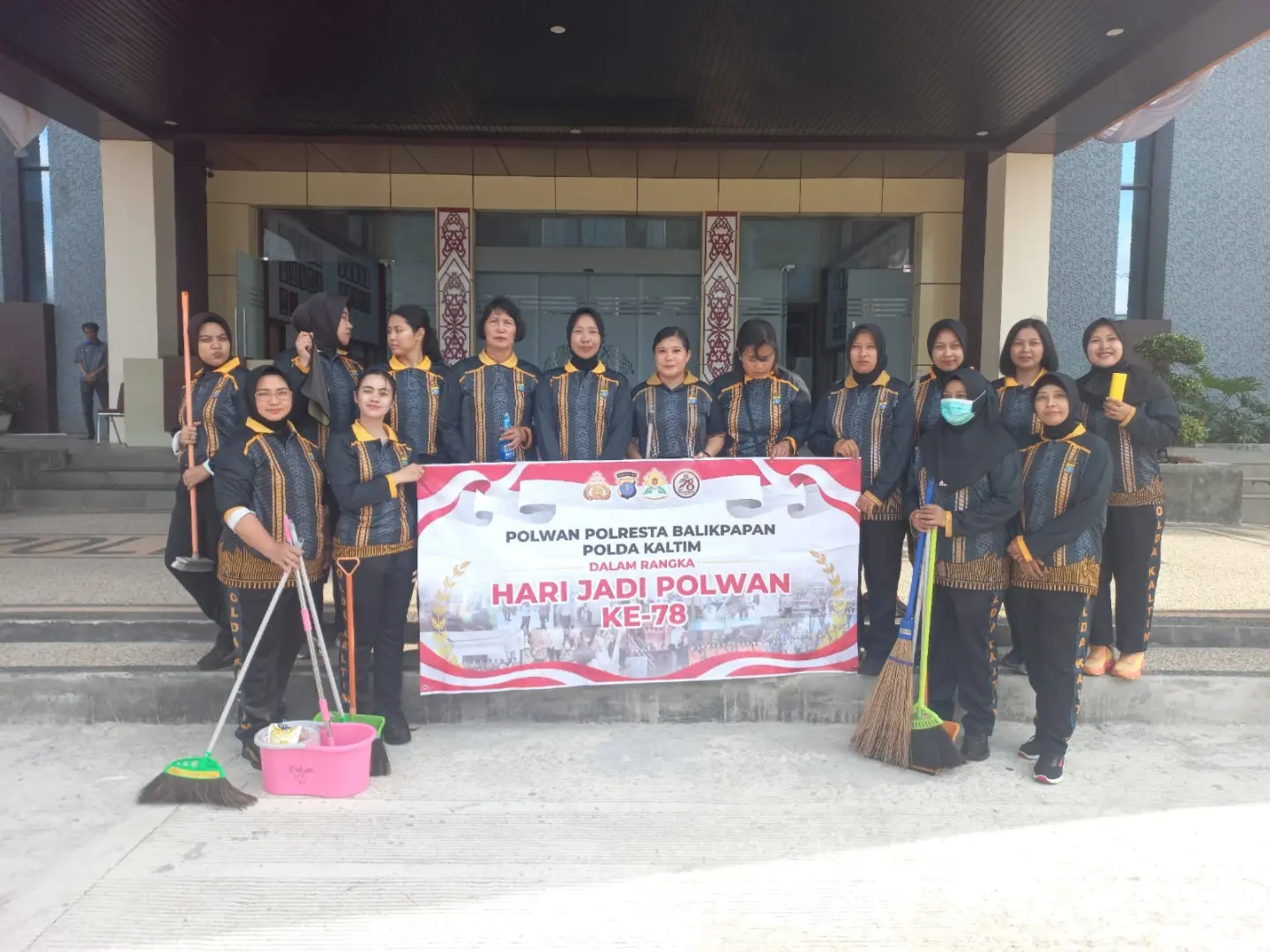 balikpapan-female-police-conduct-cleanup-and-social-aid-drive