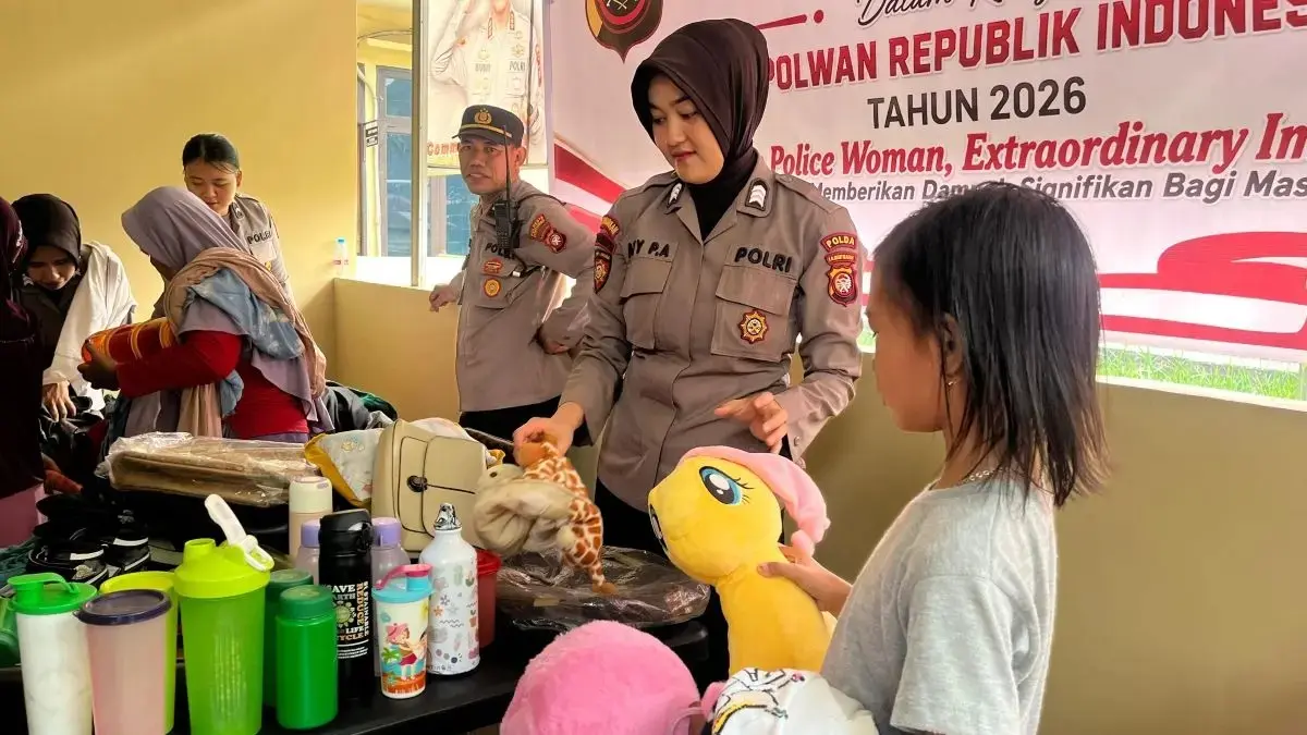 west-kalimantan-female-police-distribute-donated-goods-for-78th-anniversary