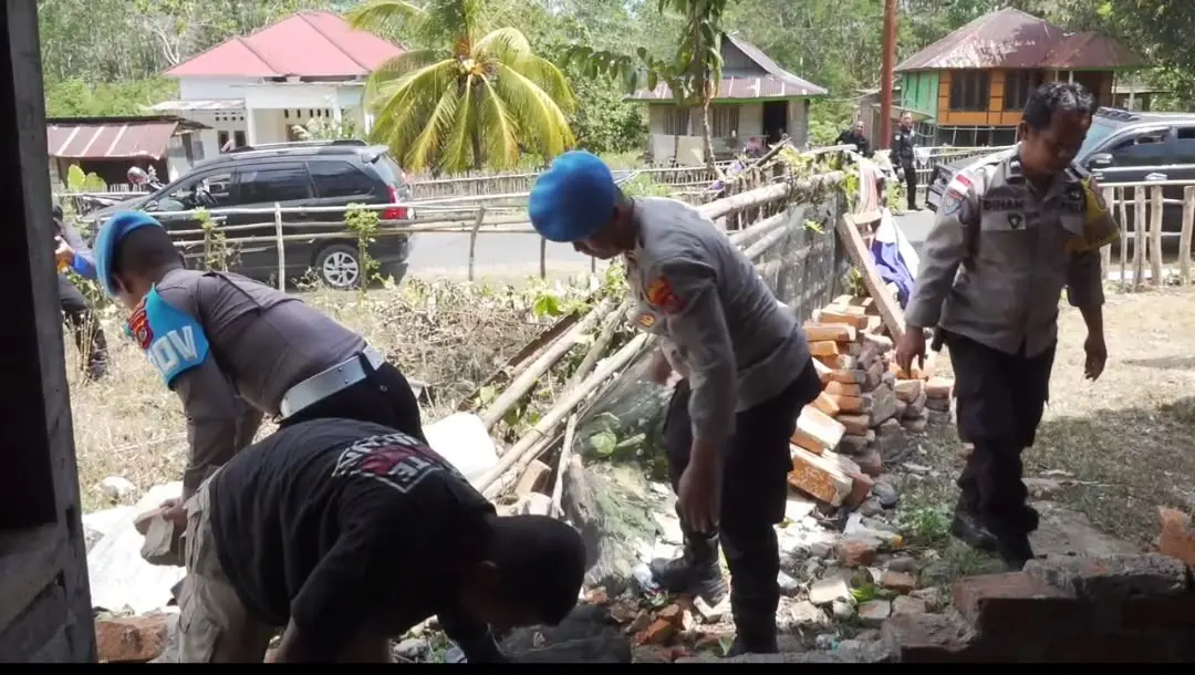west-manggarai-police-distribute-food-and-building-supplies-to-earthquake-victims