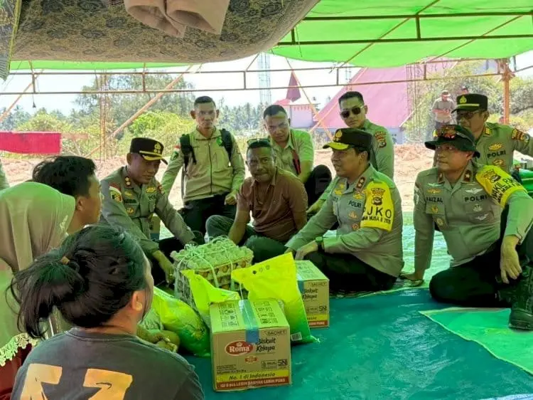 ntt-police-chief-sits-with-ngada-earthquake-victims-in-evacuation-tents