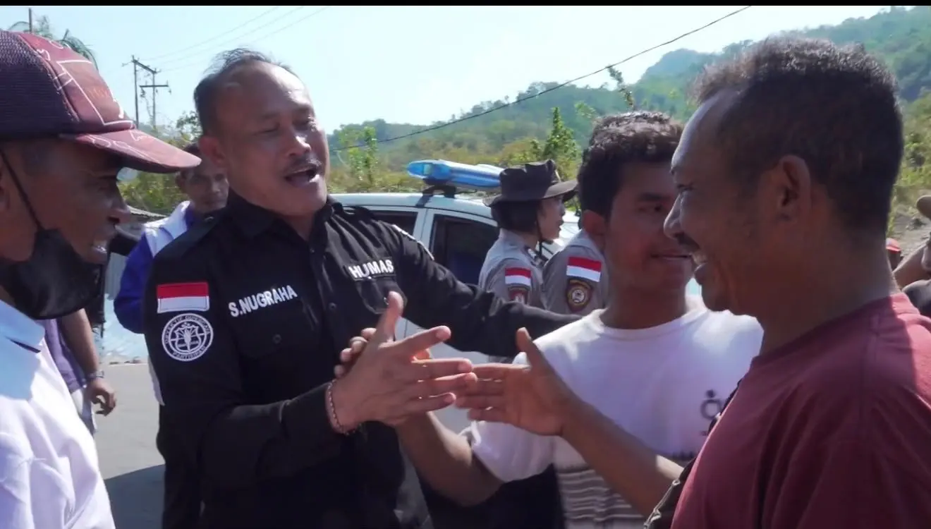 manggarai-police-de-escalate-wae-pesi-roadblock-through-dialogue-with-residents
