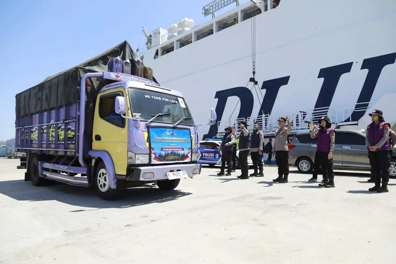 central-java-police-deliver-12-relief-trucks-to-labuan-bajo-earthquake-victims