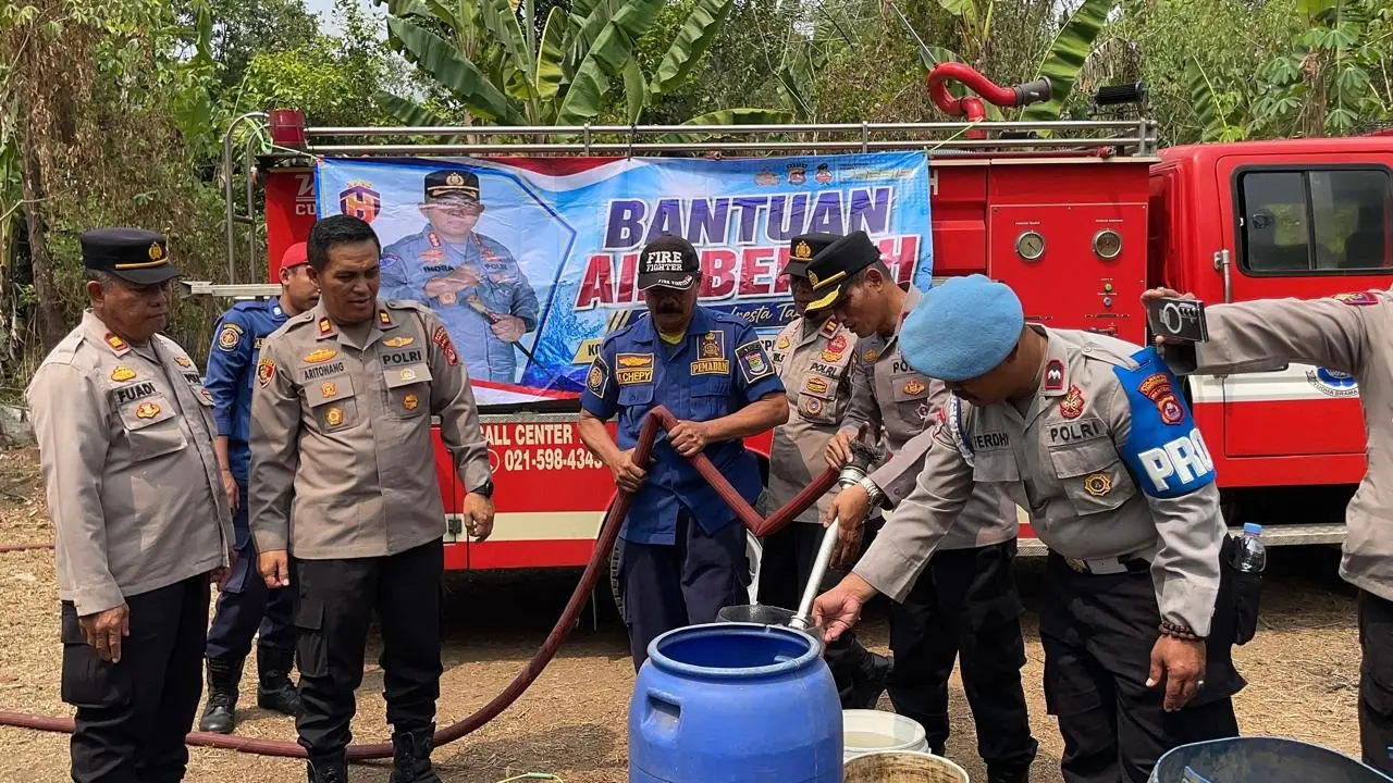 tangerang-city-police-distribute-10000-liters-of-clean-water-during-severe-drought