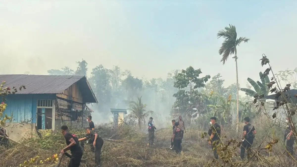 central-papua-police-deploy-officers-to-fight-wildfires-in-nabire