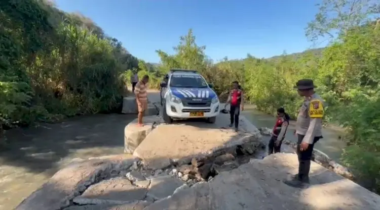 east-manggarai-police-traverse-harsh-terrain-to-deliver-disaster-relief