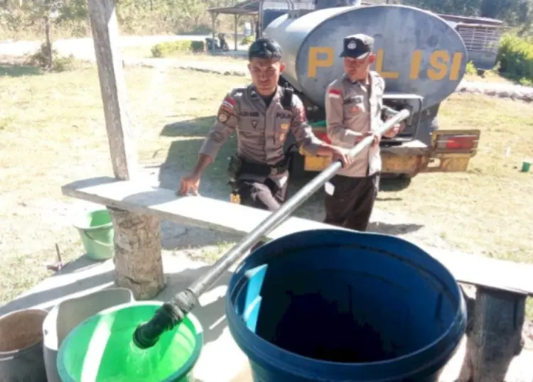 ngada-police-supply-1500-liters-of-clean-water-to-earthquake-victims-in-riung