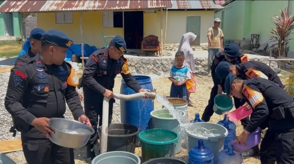 gorontalo-brimob-distributes-5000-liters-of-clean-water-to-isimu-raya-residents