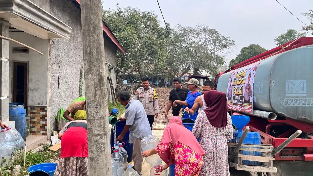 police-delivers-8000-liters-of-clean-water-to-the-people-affected-by-drought-in-serang
