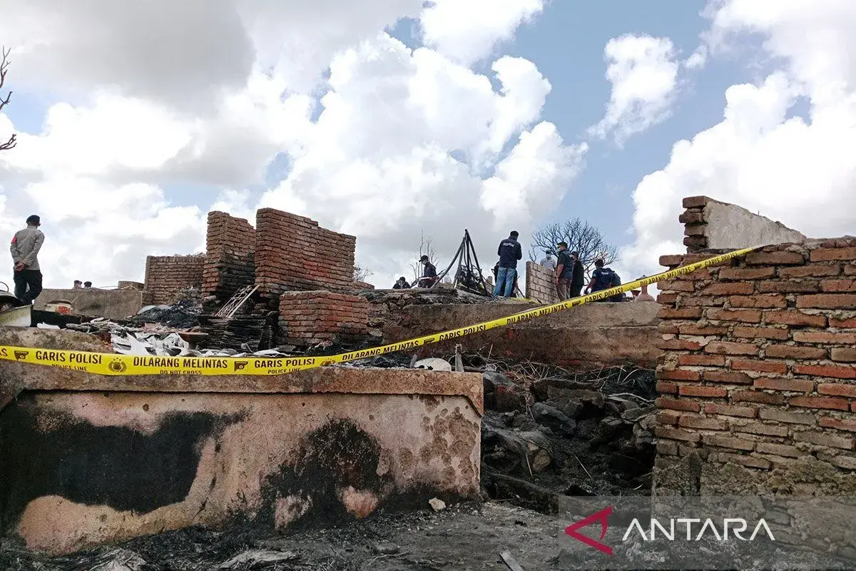 central-lombok-police-investigates-the-fire-that-burned-sade-traditional-house